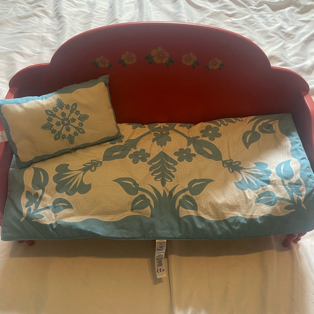 American Girl - retired item- Nanea’s pull out bed w/mattress & Hawaiian bedding